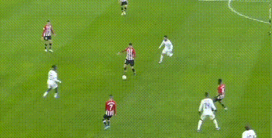 足球比赛精彩瞬间，绿茵场上的激情碰撞！